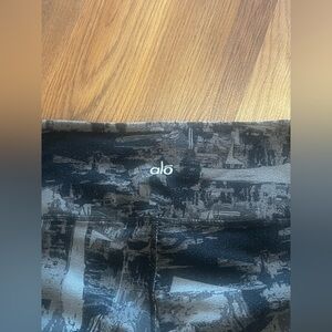 ALO Yoga Abstract Black and Gray Leggings